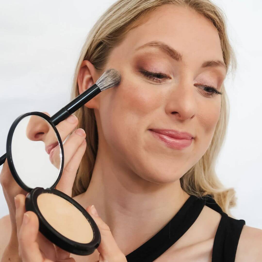 Model holding withSimplicity illuminating powder